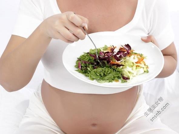 大冬天怀孕嘴馋买了个西瓜吃，婆婆：生不出孙子我唯你是问！