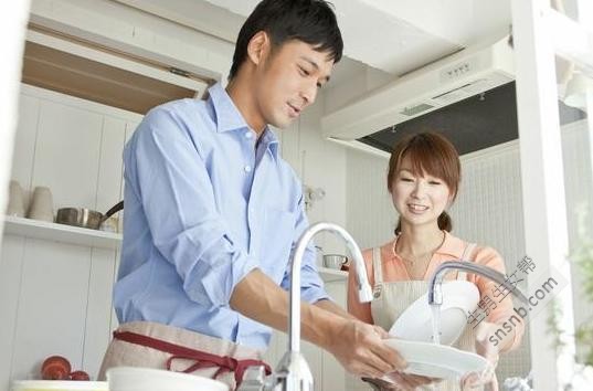 大冬天怀孕嘴馋买了个西瓜吃，婆婆：生不出孙子我唯你是问！